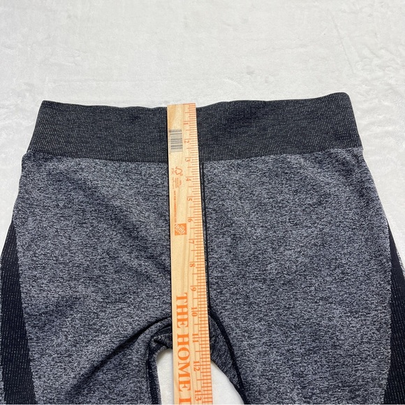 FABLETICS Women Cropped Capri Tight Leggings Seamless Black Gray Med/Large - Picture 4 of 10